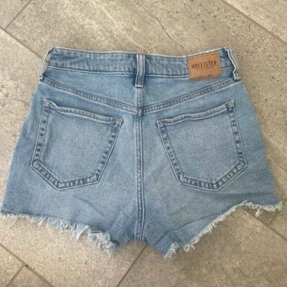 Hollister Ultra High-Rise Mom Short - Picture 2 of 3